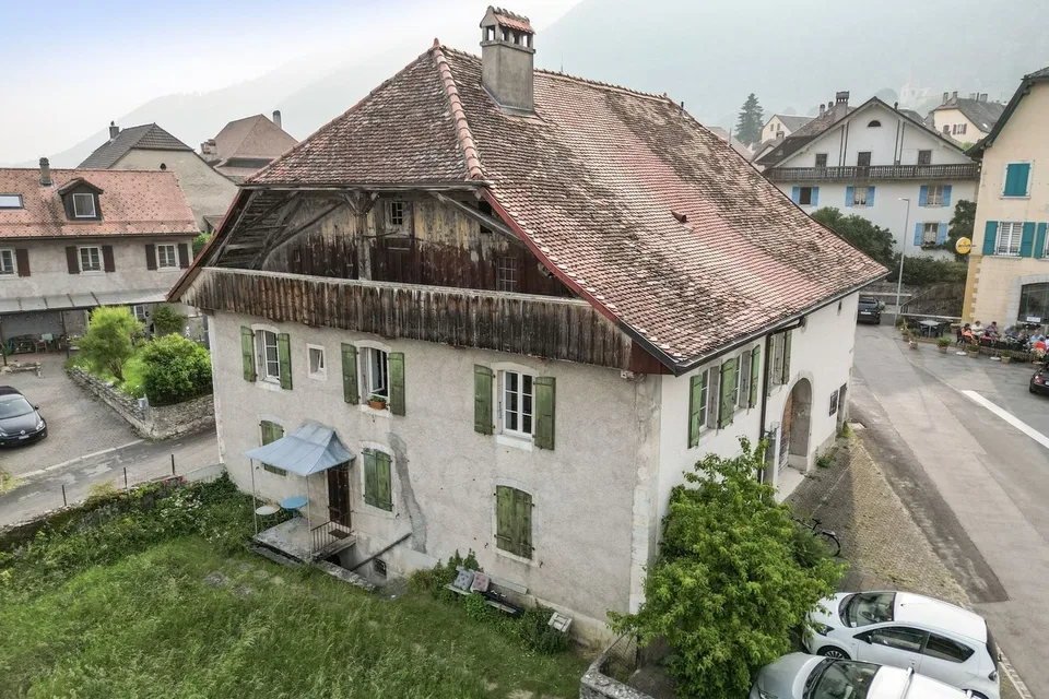 Ensemble von Immobilien zur Renovierung im Herzen von Baulmes, 2'934 m