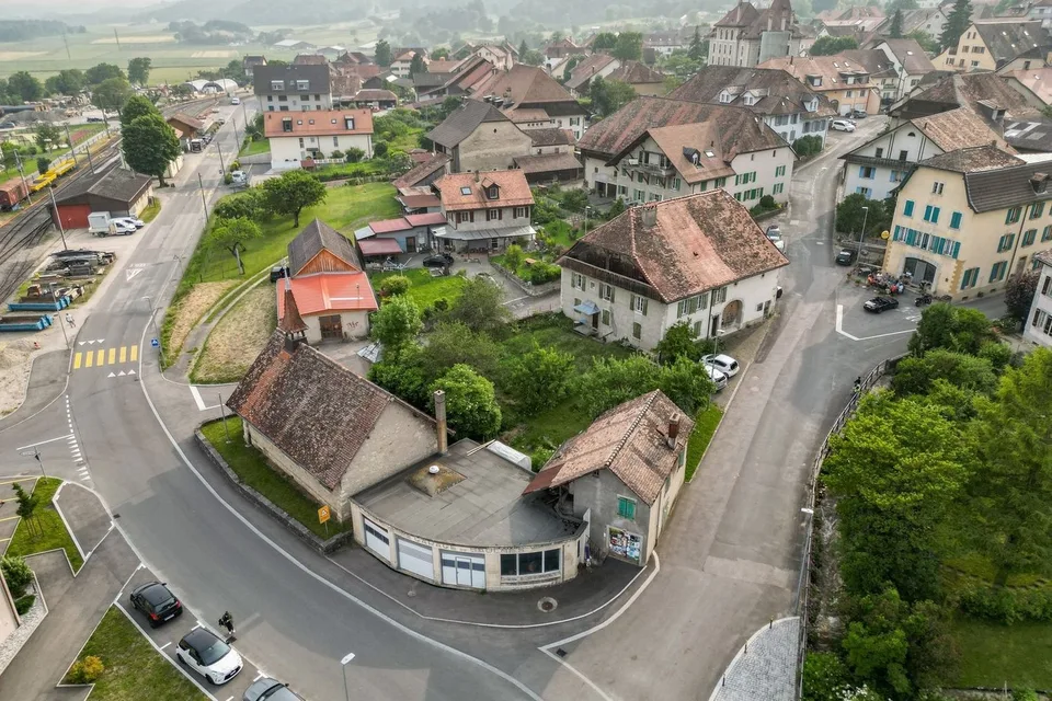 Ensemble von Immobilien zur Renovierung im Herzen von Baulmes, 2'934 m