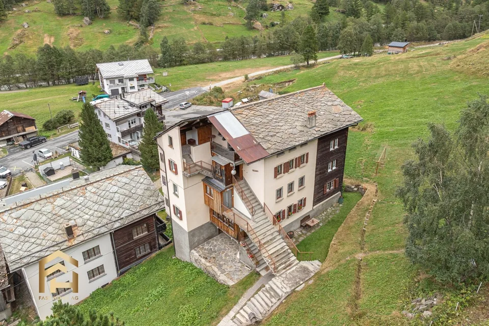 Vivere in modo idilliaco a Saas con il proprio bosco