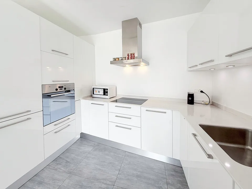 Zweitwohnsitz: Moderne 2,5-Zimmer-Wohnung mit wunderschöner Terrasse und Panoramablick.