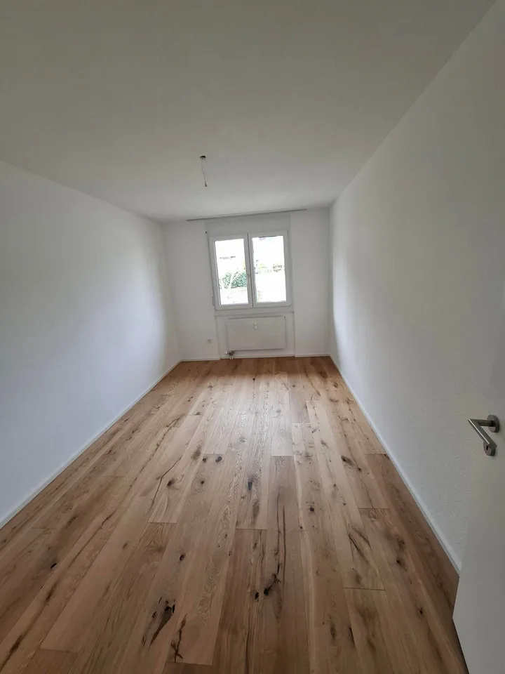 Appartement lumineux, rénové à neuf, 4,5 pièces avec vue et place de garage