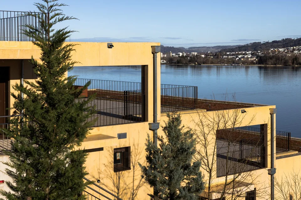 Maison mitoyenne avec vue sur le lac inobstructable – tout sur un niveau