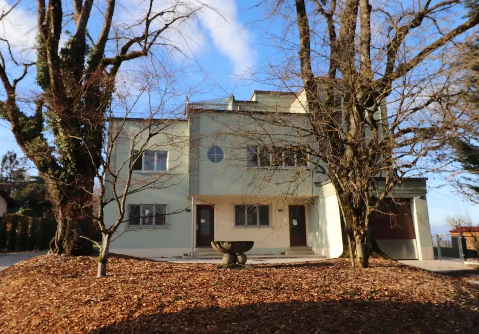 A 9 minutes d'Echallens, rare et exceptionnelle maison d'architecte, style Le Corbusier, entièrement rénovée, grands volumes, magnifique parc – photo 8 sur 8