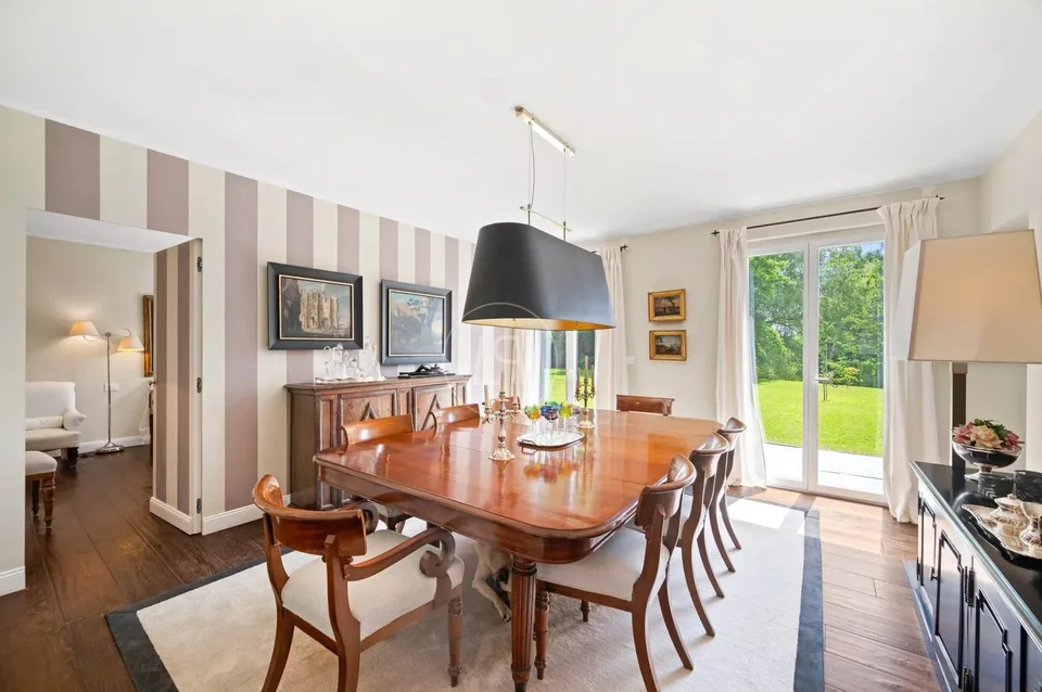 Elegante Familienimmobilie, ohne Belästigung und mit Blick auf den See.