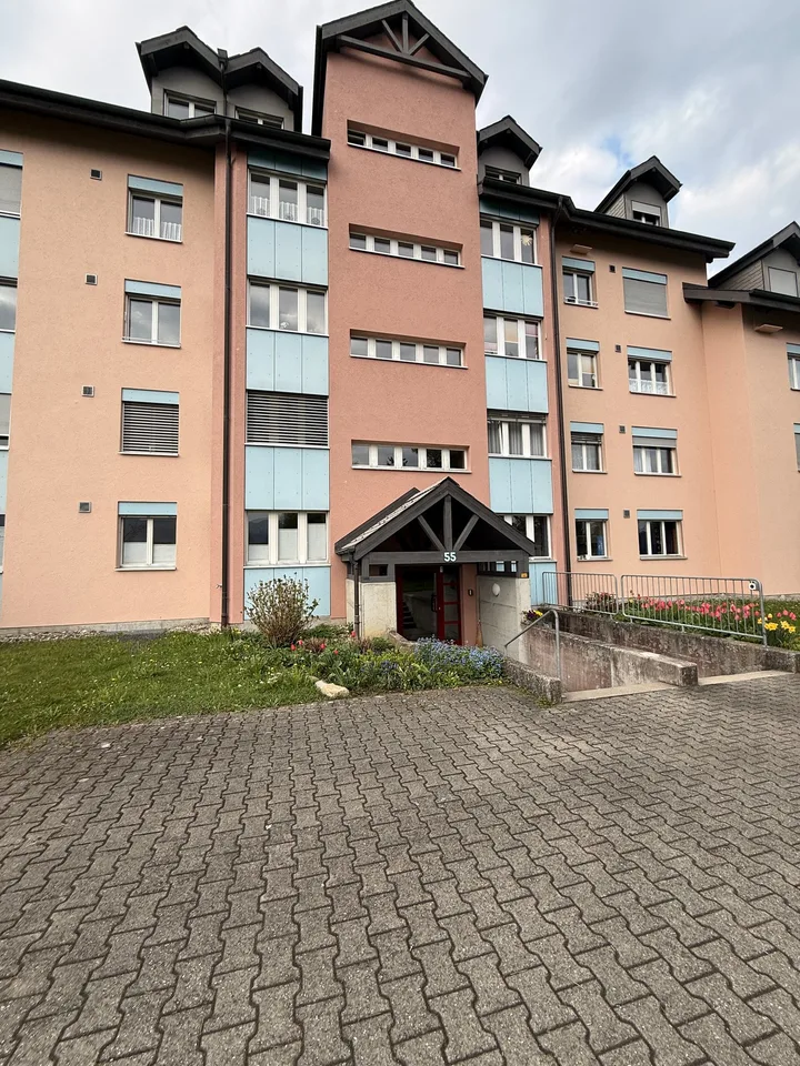 Charmante 3.5-Zimmer-Wohnung mit Balkon und schöner Aussicht in Thun