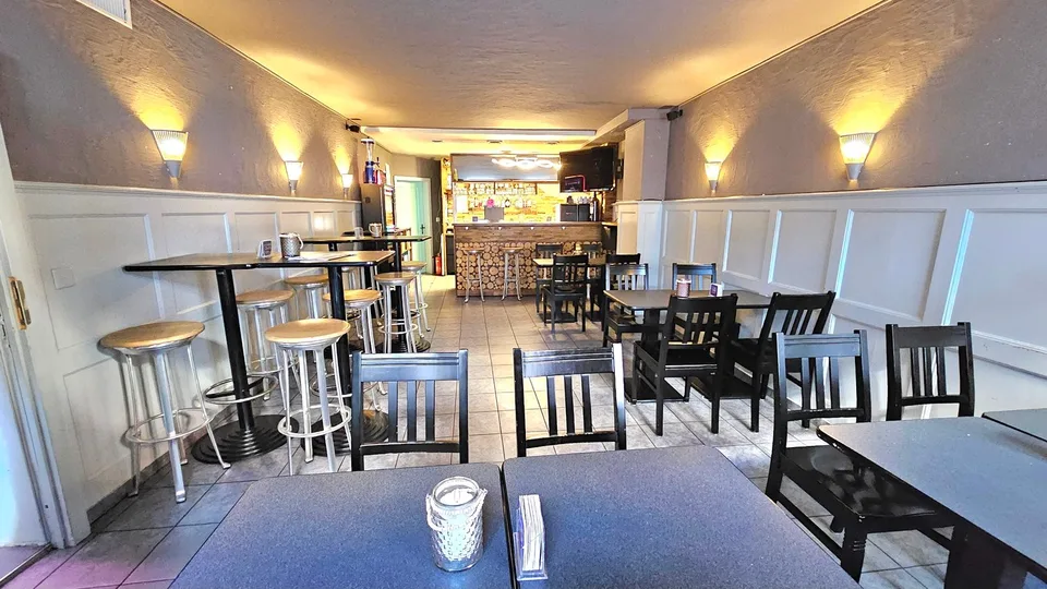 Central prime location: Multi-family house with 4 apartments and bar / restaurant