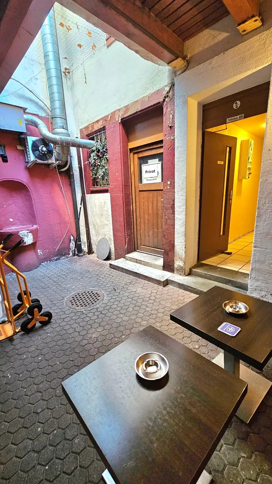 Central prime location: Multi-family house with 4 apartments and bar / restaurant