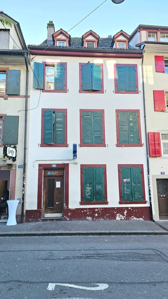 Zentrale Bestlage: Mehrfamilienhaus mit 4 Wohnungen und Bar / Restaurant