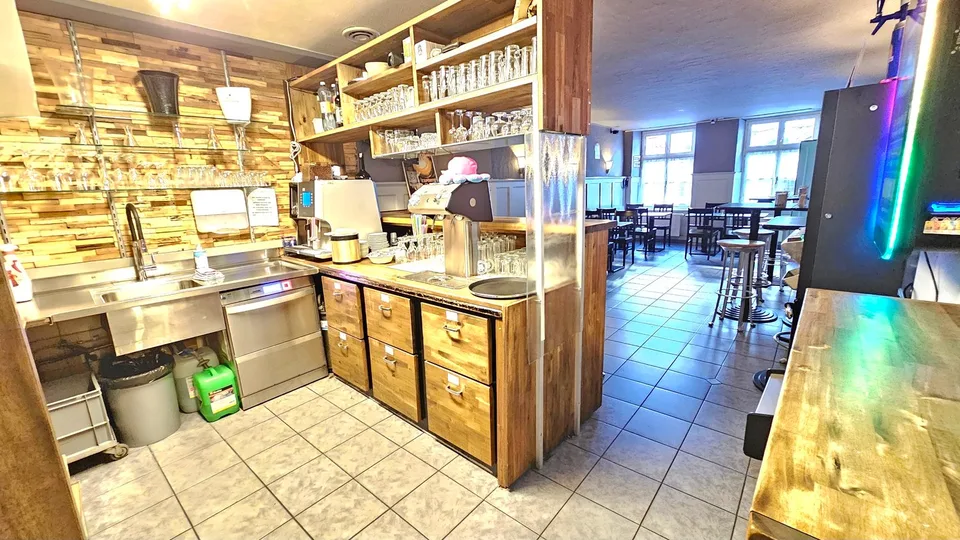 Central prime location: Multi-family house with 4 apartments and bar / restaurant