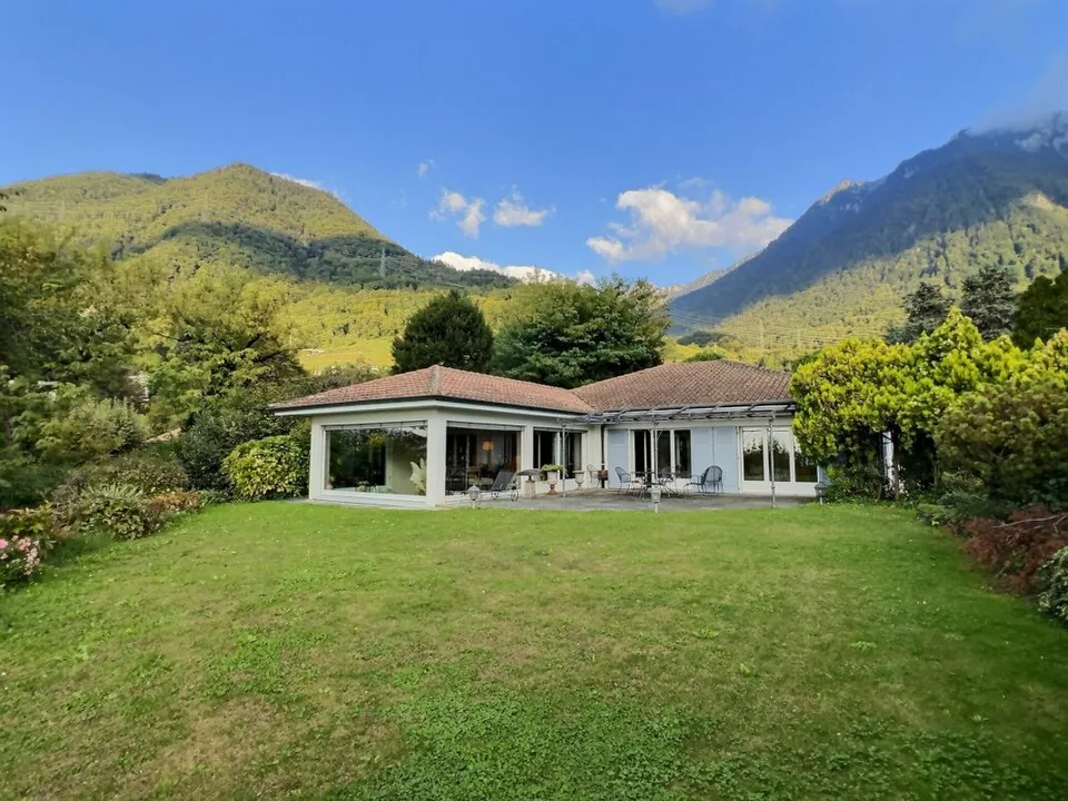 Elegante Villa in einem außergewöhnlichen Viertel, direkt am See