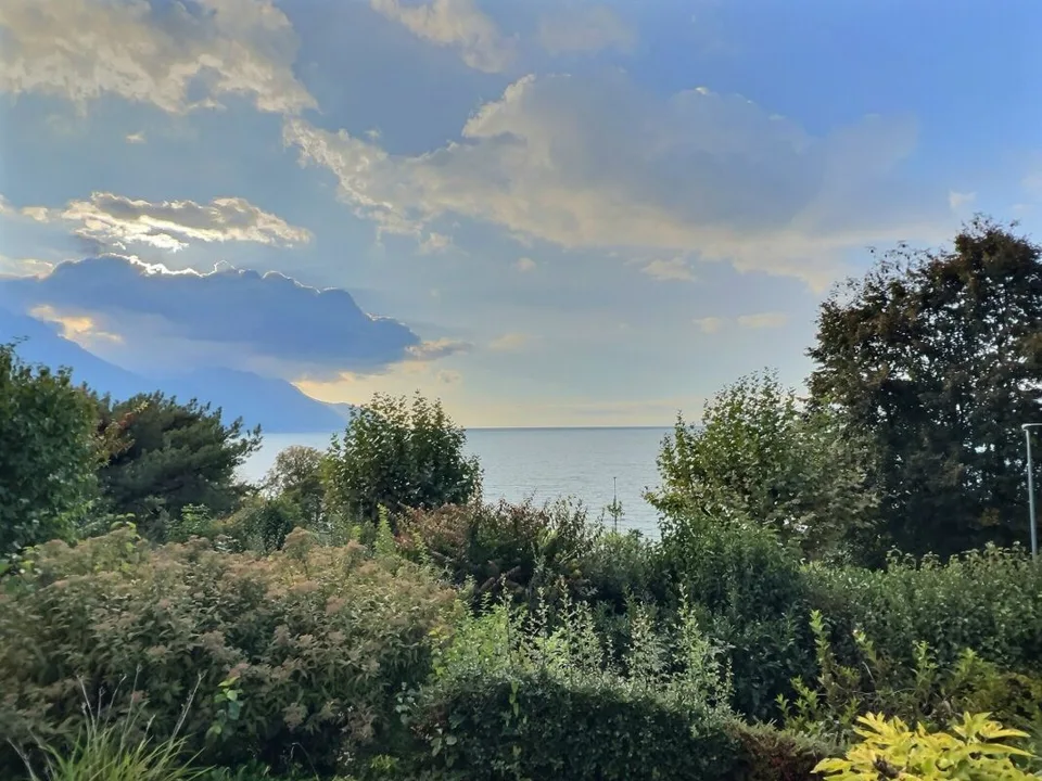 Elegante Villa in einem außergewöhnlichen Viertel, direkt am See