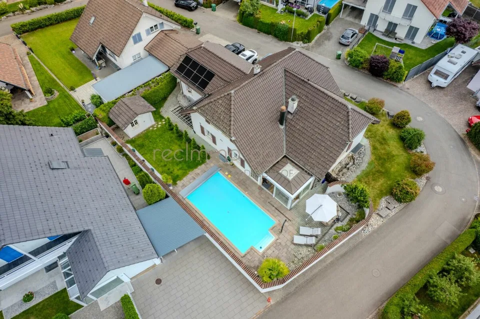 Familienparadies mit Pool, Wintergarten und viel Privatsphäre