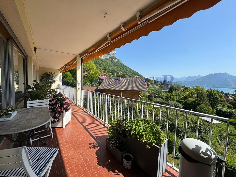 Villa sur les toits. Terrasse de 60m2. Vue lac 180. VIAGER.
