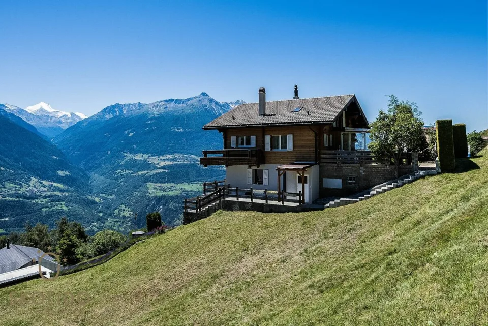 Gepflegtes und modernisiertes Chalet mit Einliegerwohnung und Traumausblick