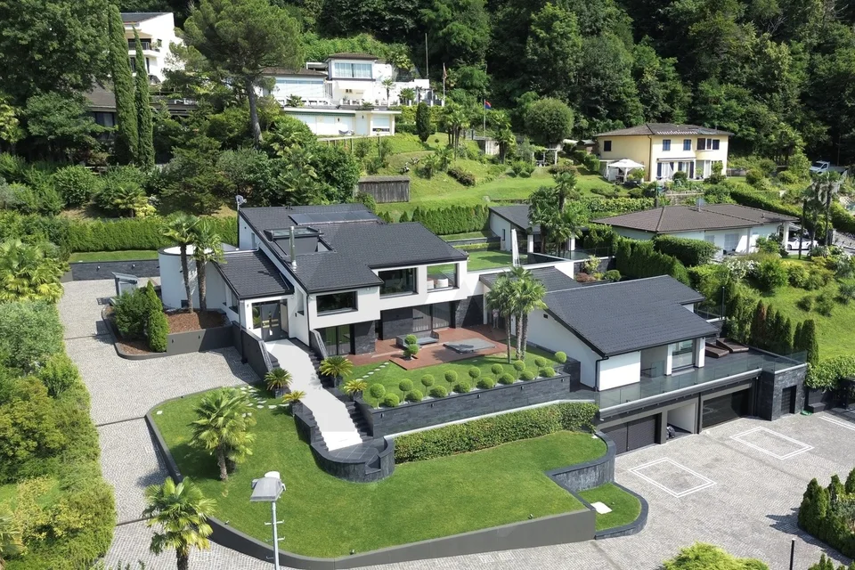 LUSSUOSA VILLA VISTA LAGO CON DARSENA PRIVATA