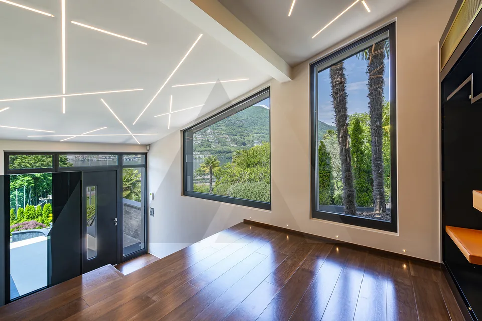 LUSSUOSA VILLA VISTA LAGO CON DARSENA PRIVATA
