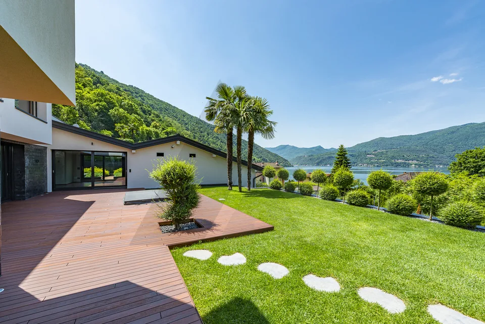 LUSSUOSA VILLA VISTA LAGO CON DARSENA PRIVATA