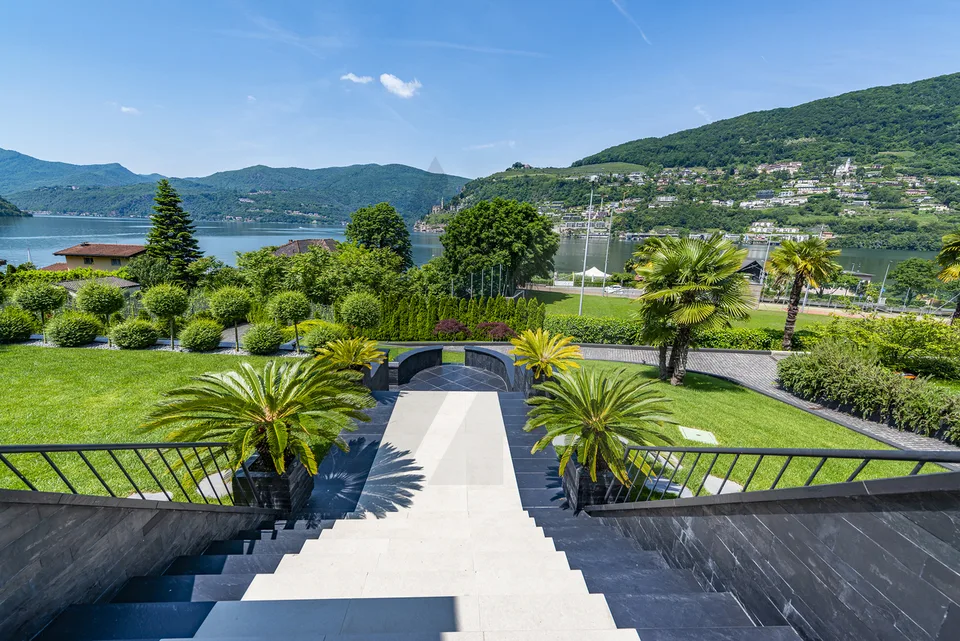 LUSSUOSA VILLA VISTA LAGO CON DARSENA PRIVATA