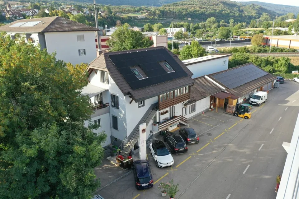 Saint-Blaise - Grand atelier avec bureaux et showroom attenant à une maison de 2 logements