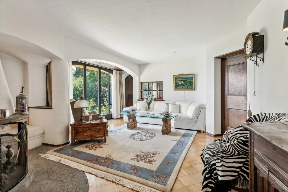 Stunning estate with spectacular views – photo 7 of 13