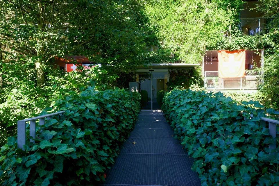 Grosszügige 4.5-Zimmerwohnung: grüne Oase am Dorfbach, mitten im Zentrum – Foto 8 von 26
