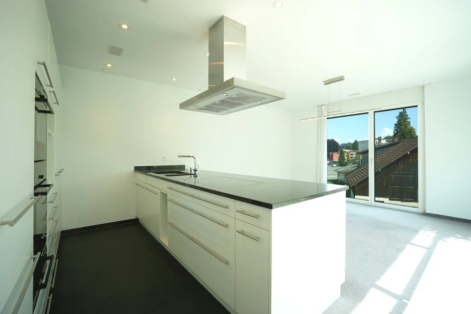 Appartement spacieux 4.5 pièces : oasis verte au bord du ruisseau du village, en plein centre
