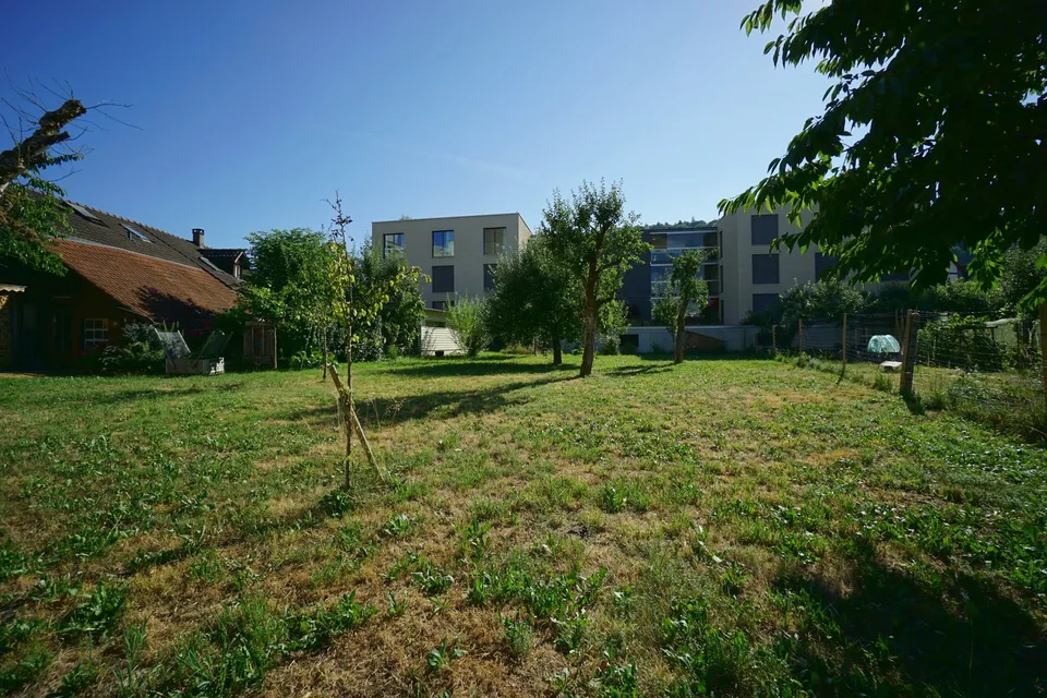Appartement spacieux 4.5 pièces : oasis verte au bord du ruisseau du village, en plein centre