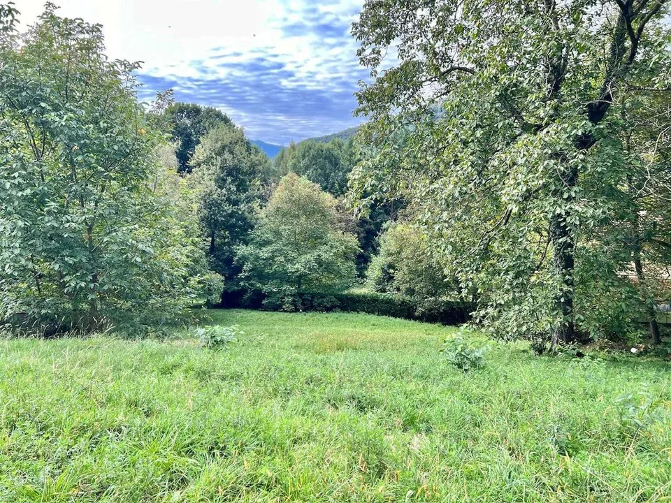 Bel terreno edificabile in posizione soleggiata e tranquilla esposta a