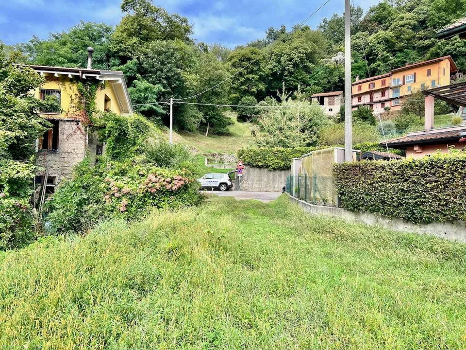 Schönes Bauland in sonniger und ruhiger Lage ausgerichtet