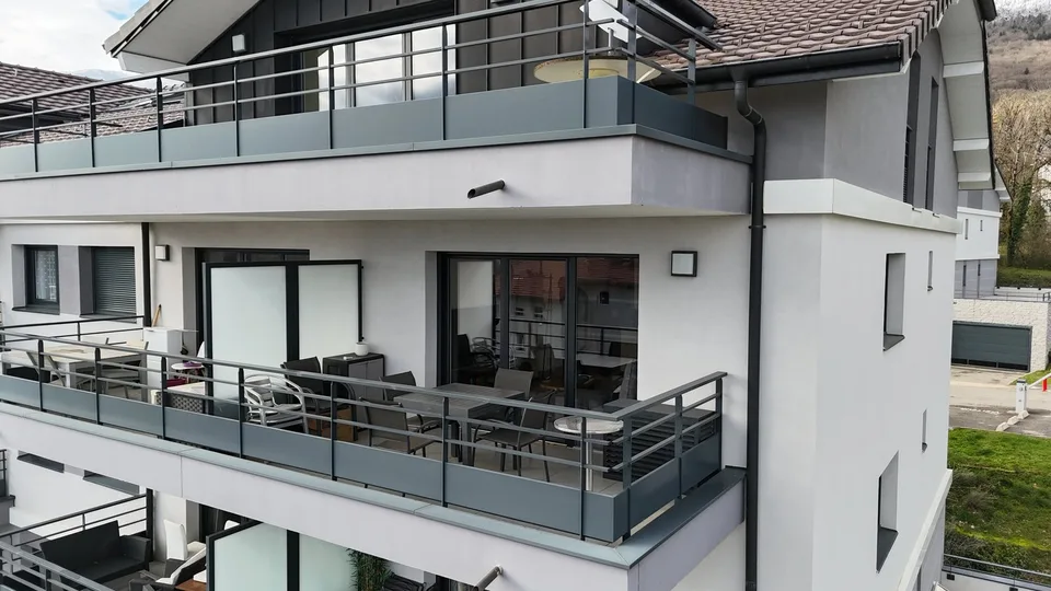 T3 récent avec terrasse vue Mont-Blanc   Standing et parkings !