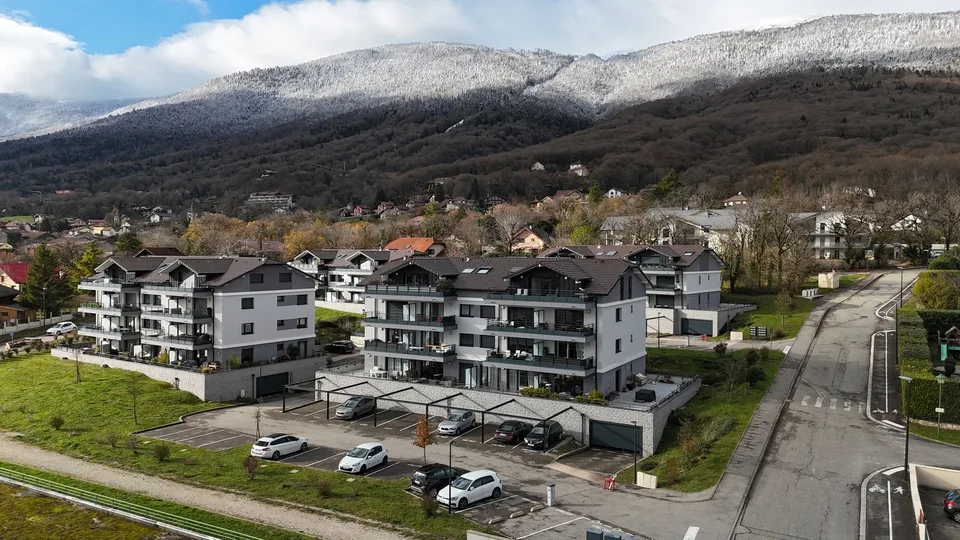 T3 récent avec terrasse vue Mont-Blanc   Standing et parkings !