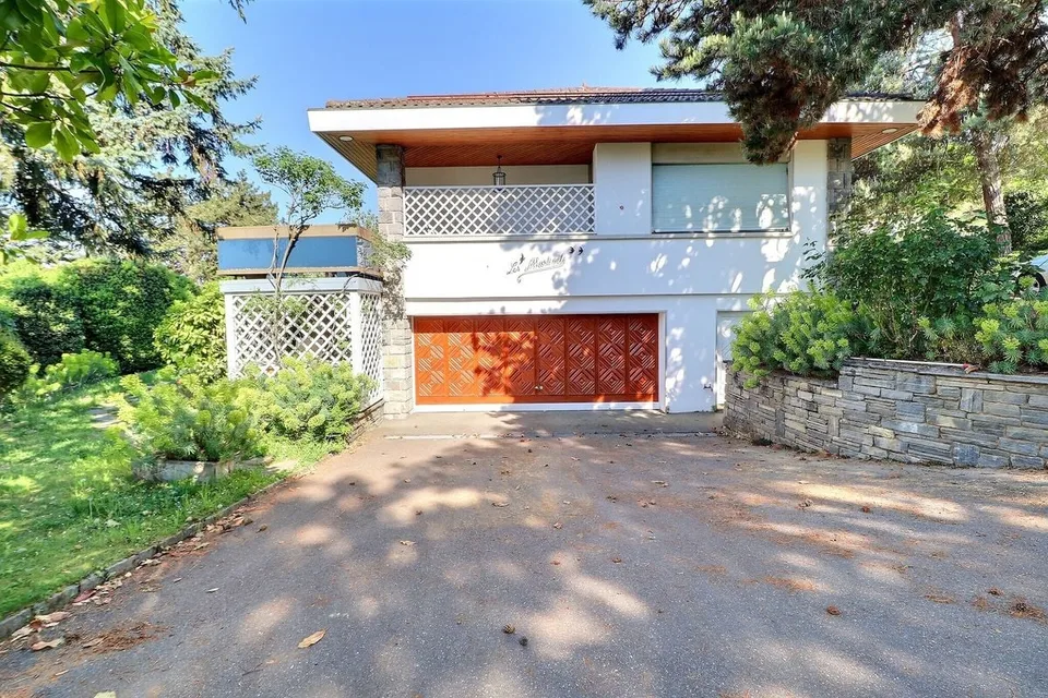 BELLE PROPRIETE DE 12 PIECES AVEC UNE PISCINE ET UNE VUE PANORAMIQUE GRANDIOSE