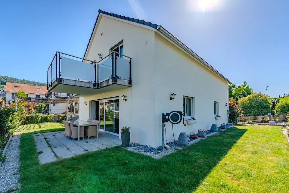Casa unifamiliare moderna e spaziosa in una zona residenziale tranquilla