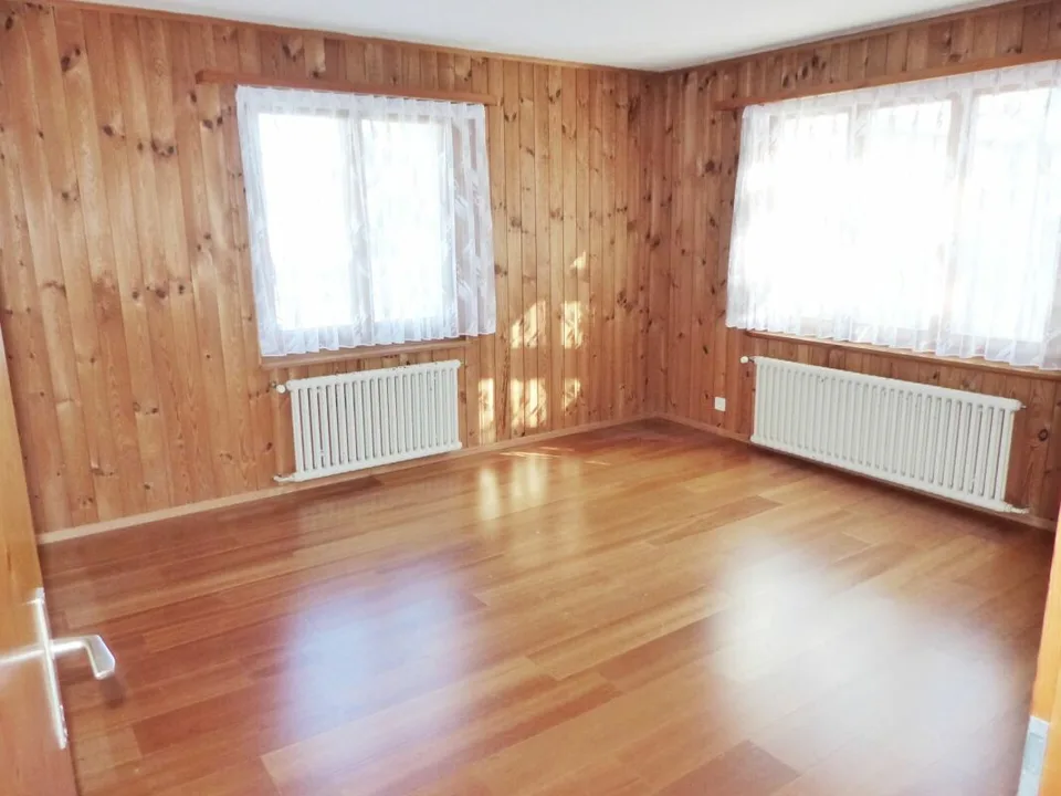 GROSSES EINFAMILIENHAUS MIT POTENZIAL