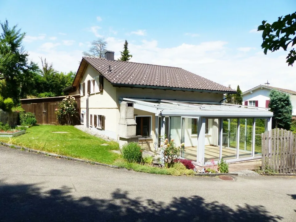 GROSSES EINFAMILIENHAUS MIT POTENZIAL