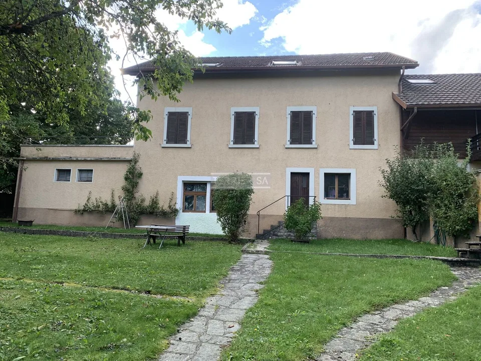 Immeuble de rendement avec 3 appartements, bureau, garage/hangar et jardin
