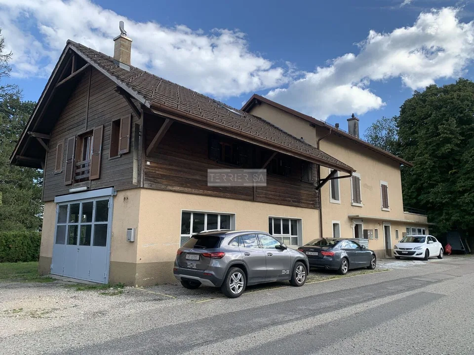 Gebäude mit 3 Wohnungen, Büro, Garage/Halle und Garten