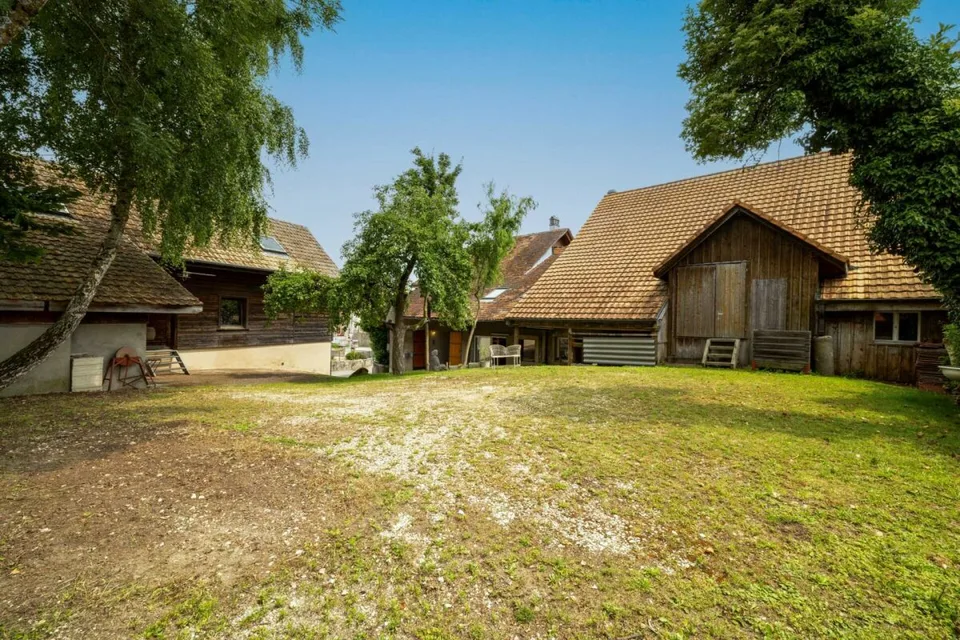Großes Bauernhaus mit 820 m², bestehend aus 3 Wohnungen und 2 teilweise renovierten Scheunen, 8 km von Avenches und 25 km von Neuchâtel und Fribourg entfernt.