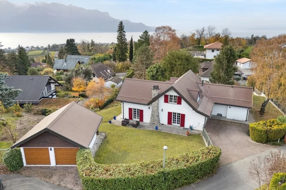Luxuriöse Einzelvilla in bevorzugtem Viertel
