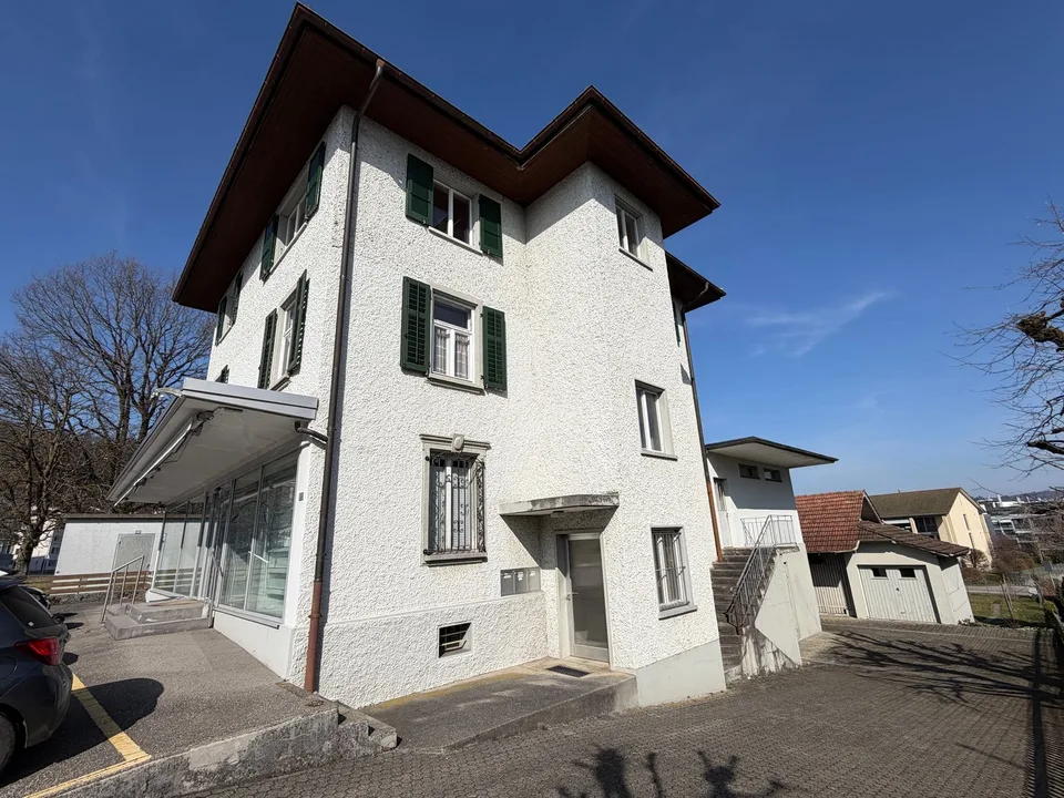 Wohn- und Geschäftshaus mit Baulandreserve in Strengelbach