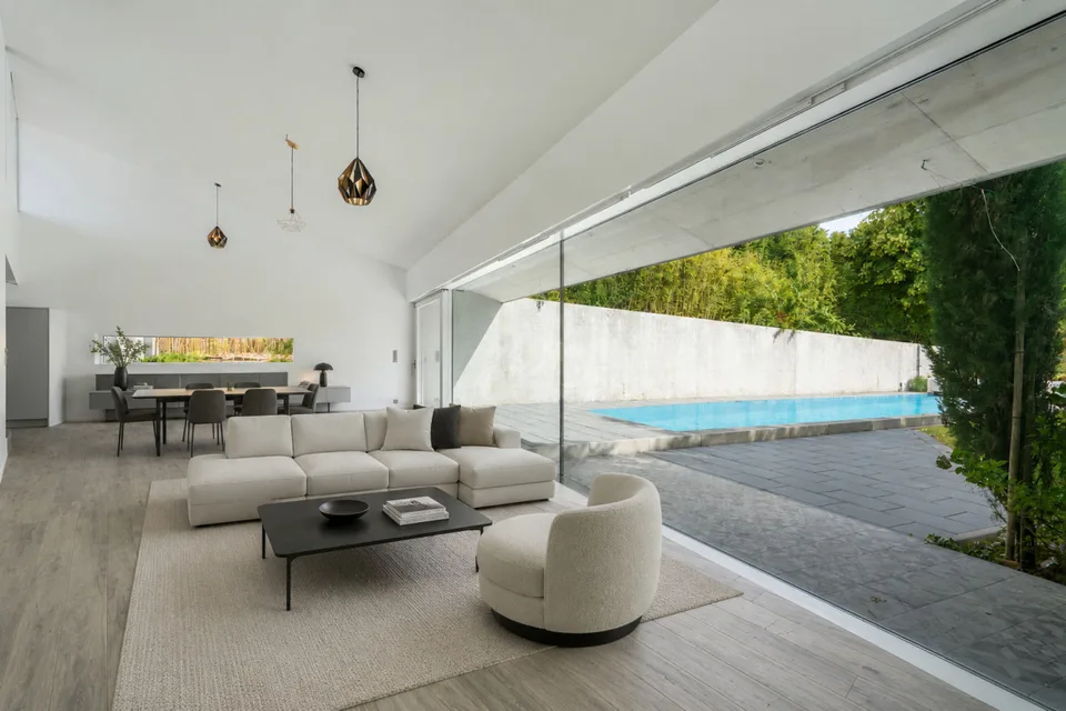 Einzigartig - Individuelle Architekten-Villa mit Pool in Mont-sur-Lausanne