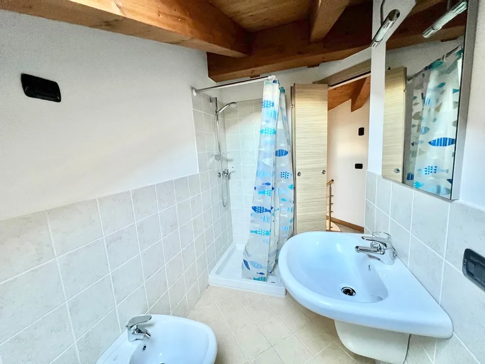 Schöne 3-Zimmer-Wohnung auf 2 Etagen mit Terrasse, Pool, Garage, Garten und Seeblick – Foto 8 von 13