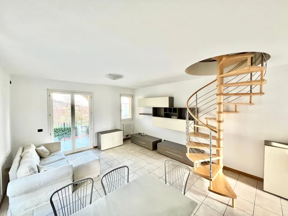 Schöne 3-Zimmer-Wohnung auf 2 Etagen mit Terrasse, Pool, Garage, Garten und Seeblick
