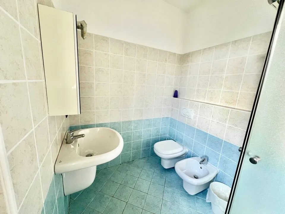 Schöne 3-Zimmer-Wohnung auf 2 Etagen mit Terrasse, Pool, Garage, Garten und Seeblick – Foto 7 von 13