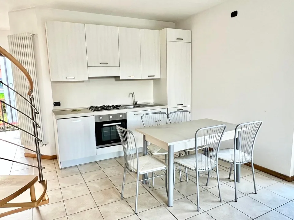 Schöne 3-Zimmer-Wohnung auf 2 Etagen mit Terrasse, Pool, Garage, Garten und Seeblick