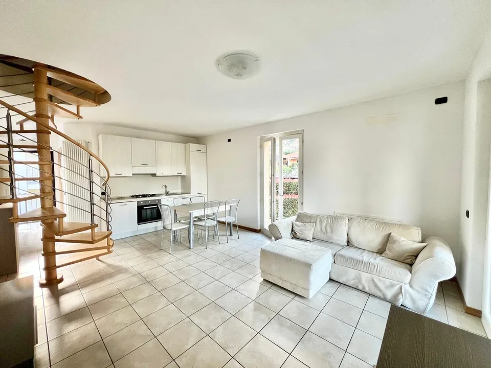Schöne 3-Zimmer-Wohnung auf 2 Etagen mit Terrasse, Pool, Garage, Garten und Seeblick