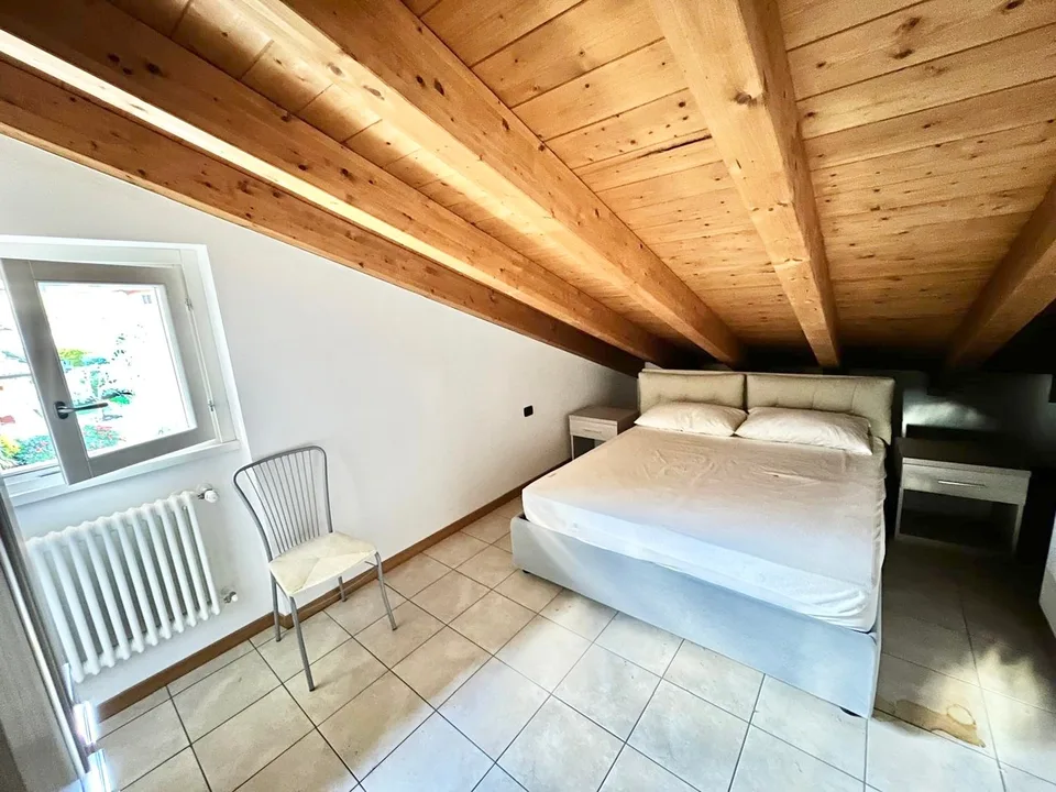 Schöne 3-Zimmer-Wohnung auf 2 Etagen mit Terrasse, Pool, Garage, Garten und Seeblick