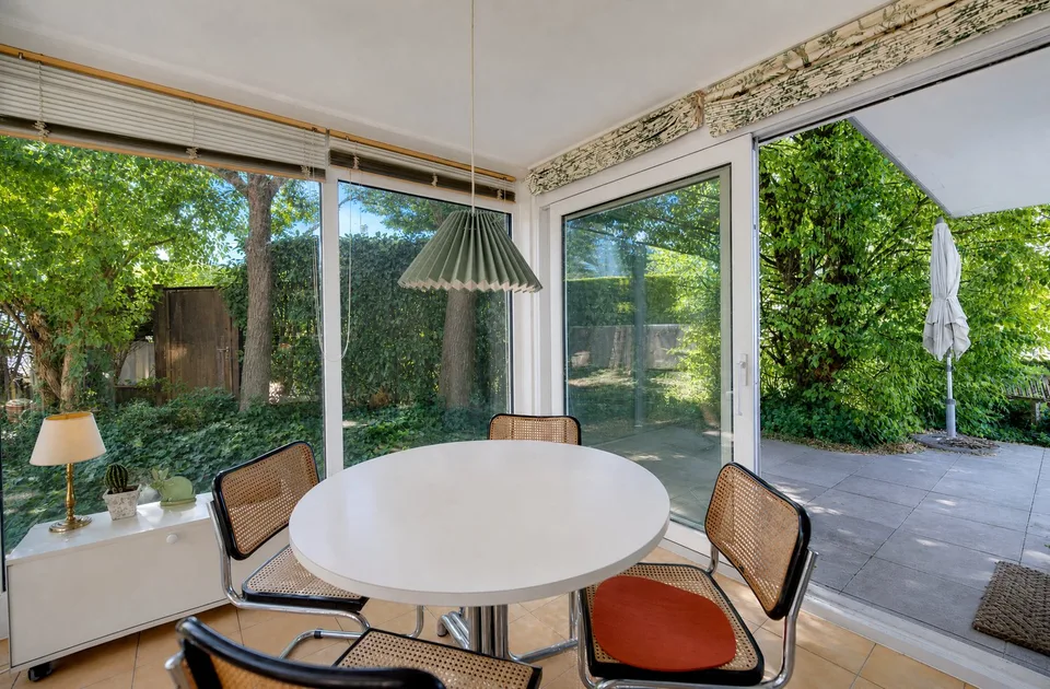 Rara villa a schiera con vista impareggiabile sul lago, nel cuore di un quartiere residenziale