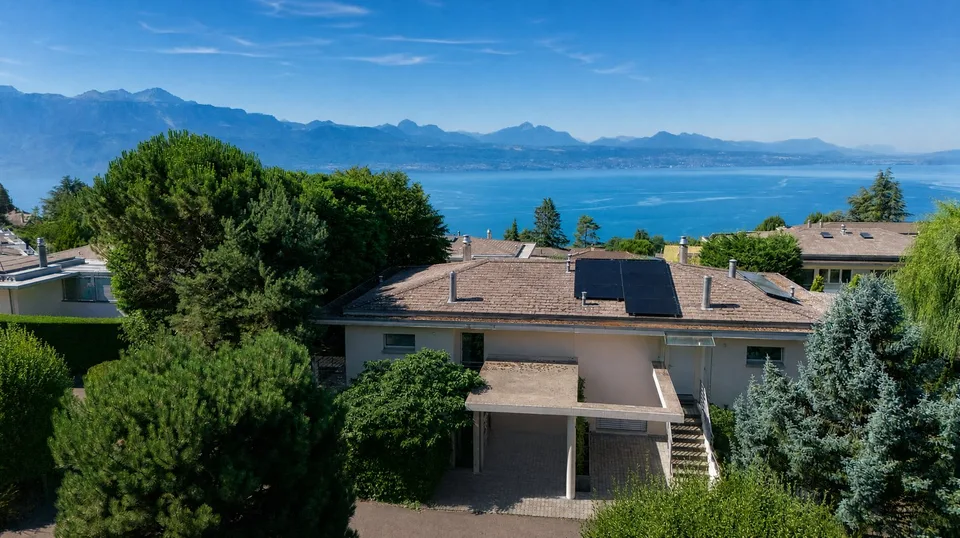 Rara villa a schiera con vista impareggiabile sul lago, nel cuore di un quartiere residenziale