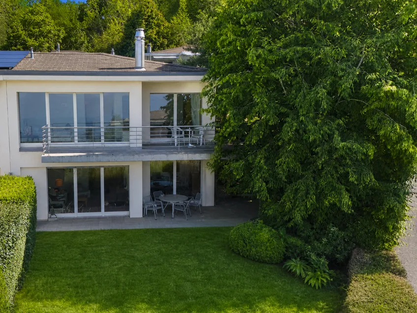 Rare villa jumelle avec vue imprenable sur le lac, au cœur d'un quartier résidentiel